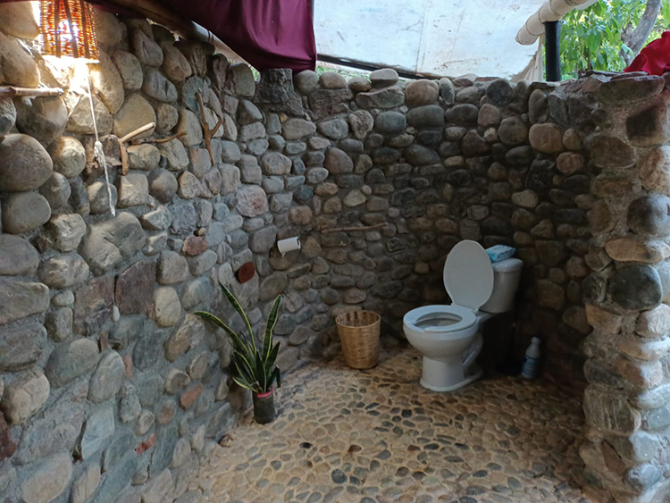 baño con muros de cantera