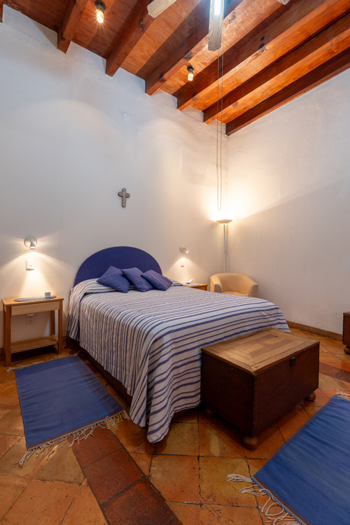 bedroom oaxaca el centro with high ceilings with wooden beams and bed