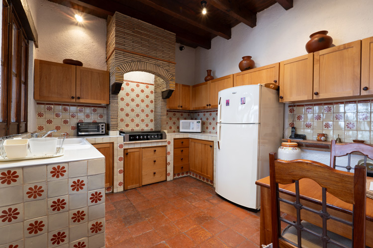 kitchen with colonia tile and modern appliances