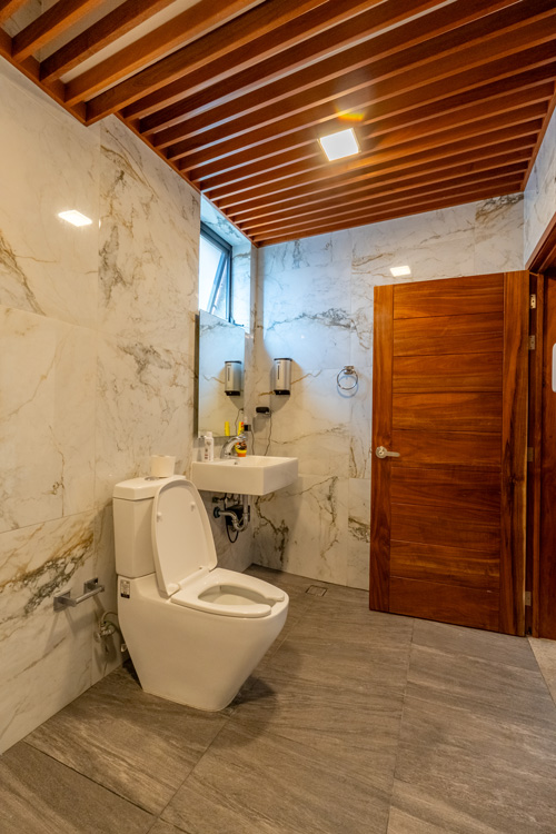 bathroom with marble tiles in La Chigulera oaxaca