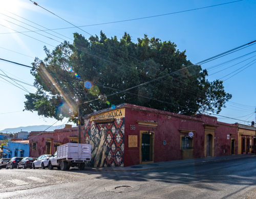 House for sale with storefronts in corner of Tinoco y Palacios