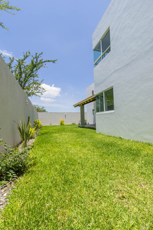 grass in yard beside house for sale in Tlalixtac