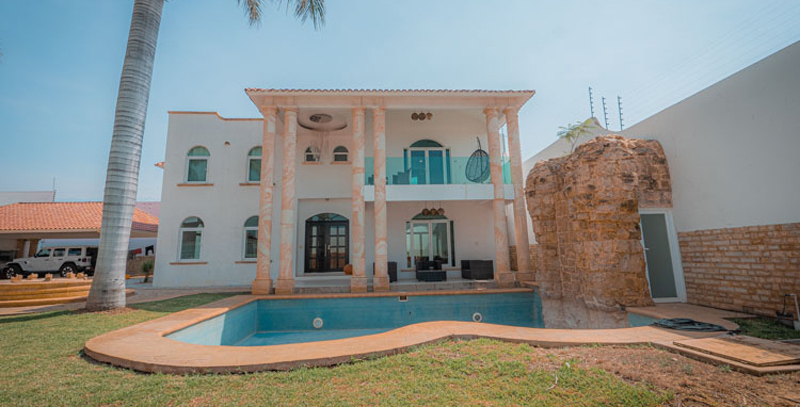 house home for sale in Tlalixtac de Cabrera Oaxaca two stories with tall columns and pool with rock waterfall