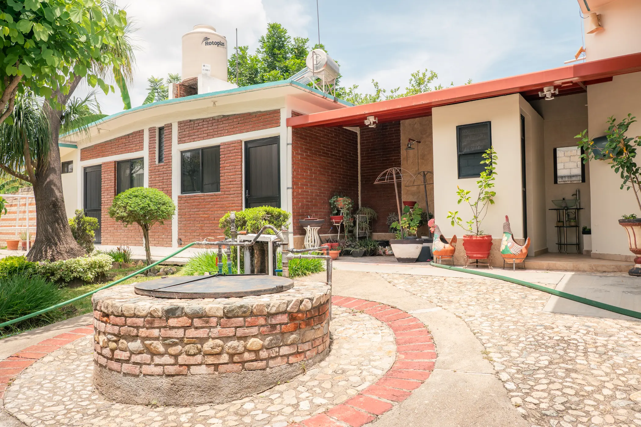 Spacious House with Apartments and Extensive Gardens in El Tule Image 7