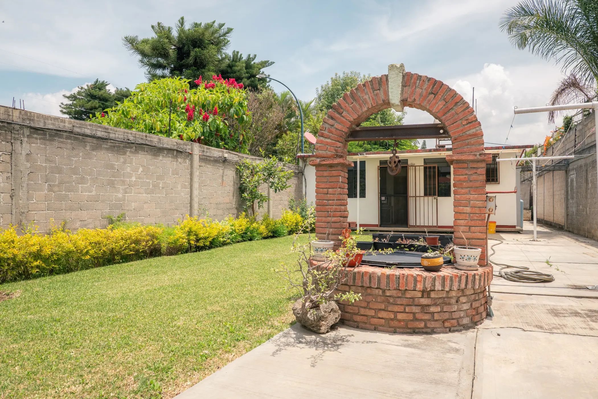 Spacious House with Apartments and Extensive Gardens in El Tule Image 8